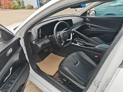 2022 Hyundai Elantra 1.5L CVT LUX Premium, белый — фото 16