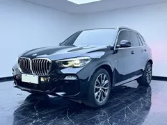 2021 BMW X5 xDrive30i M, чёрный — фото 1