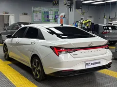 2022 Hyundai Elantra 1.5L CVT LUX Premium, белый — фото 4