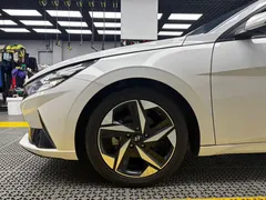 2022 Hyundai Elantra 1.5L CVT LUX Premium, белый — фото 7