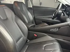 2022 Hyundai Elantra 1.5L CVT LUX Premium, белый — фото 12