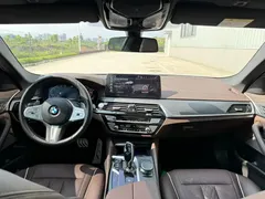 2023 BMW 5 Series 530Li Leading M Sport Package, белый — фото 8