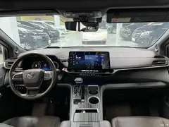 2021 Toyota Sienna 2.5L Hybrid Platinum, белый — фото 13