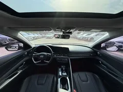 2023 Hyundai Elantra 1.5L CVT LUX Premium, белый — фото 6