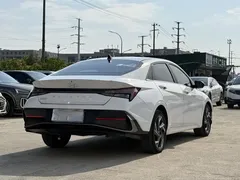 2023 Hyundai Elantra 1.5L CVT LUX Premium, белый — фото 9