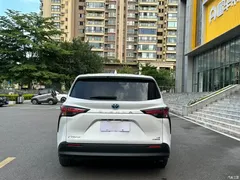 2023 Toyota Sienna 2.5L Hybrid Comfort — фото 4