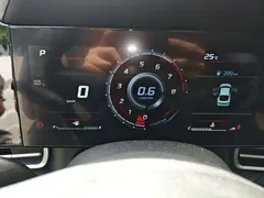 2022 Hyundai Elantra 1.5L CVT LUX Premium, белый — фото 4