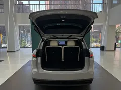 2025 Li Auto i8 Standard — фото 11