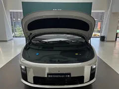 2025 Li Auto i8 Standard — фото 13