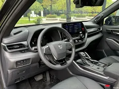 2022 Toyota Crown Kluger 2.5L HEV 4WD Premium, чёрный — фото 4