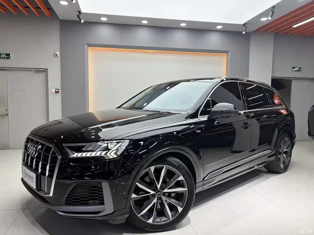 2023 Audi Q7 55 TFSI quattro S line sporty