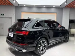 2023 Audi Q7 55 TFSI quattro S line sporty, чёрный — фото 4