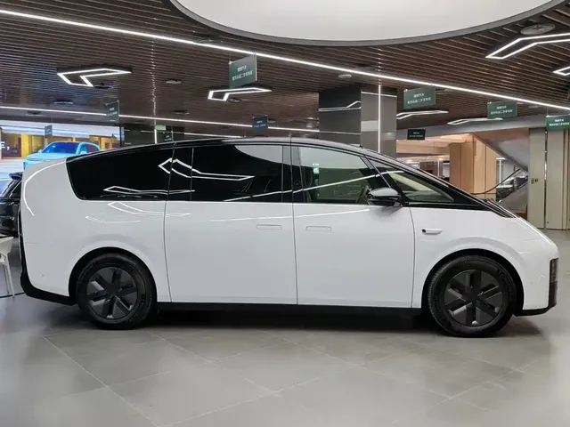 2025 Li Auto MEGA Ultra Smart Refresh