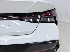 2023 Hyundai Elantra 1.5L CVT LUX Premium, белый — фото 9