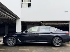 2022 BMW 5 Series 5 525Li M, чёрный — фото 15