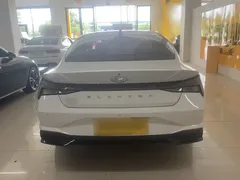 2022 Hyundai Elantra 1.5L CVT LUX Premium, белый — фото 11