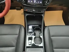 2021 Volvo XC40 T4 4WD Zhiyuan Luxury, белый — фото 16