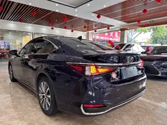 2020 Lexus ES 300h, синий — фото 6