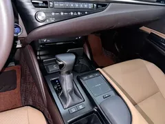 2020 Lexus ES 300h, синий — фото 11