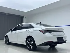 2022 Hyundai Elantra 1.5L CVT LUX Premium, белый — фото 4