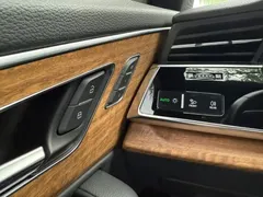 2022 Audi Q7 55 TFSI quattro S line Sport, чёрный — фото 12