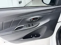 2022 Toyota Yaris L Zhixuan 1.5L CVT Leading Plus, белый — фото 13