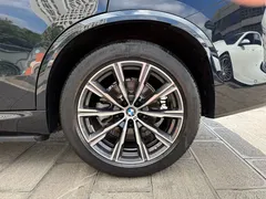 2021 BMW X5 xDrive30i M, чёрный — фото 34
