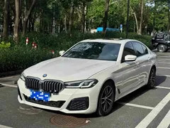 2021 BMW 5 Series 525i M, белый — фото 1