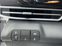 2022 Hyundai Elantra 1.5L CVT LUX Premium, белый — фото 8
