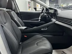 2022 Hyundai Elantra 1.5L CVT LUX Premium, белый — фото 12