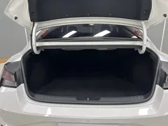 2022 Hyundai Elantra 1.5L CVT LUX Premium, белый — фото 13