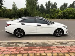 2022 Hyundai Elantra 1.5L CVT LUX Premium, белый — фото 3