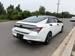 2022 Hyundai Elantra 1.5L CVT LUX Premium, белый — фото 4