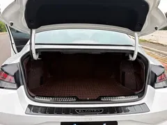 2022 Hyundai Elantra 1.5L CVT LUX Premium, белый — фото 13