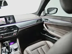 2021 BMW 5 Series 530Li M, белый — фото 11