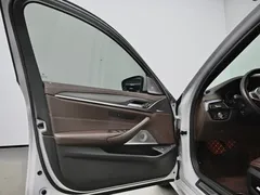 2021 BMW 5 Series 530Li M, белый — фото 19