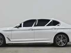 2021 BMW 5 Series 530Li M, белый — фото 24
