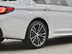 2021 BMW 5 Series 530Li M, белый — фото 33