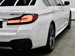 2021 BMW 5 Series 530Li M, белый — фото 34