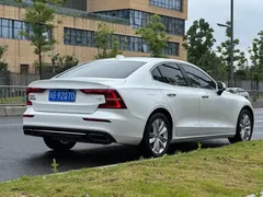 2020 Volvo S60 T3 Luxury, белый — фото 18
