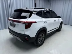 2023 Kia Seltos 1.5L CVT Luxury, белый — фото 5