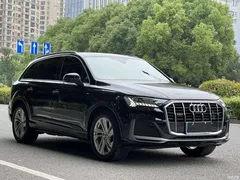 2023 Audi Q7 45 TFSI quattro S line sporty — фото 2