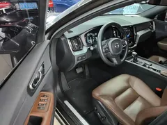 2021 Volvo XC60 T5 4WD Luxury — фото 16