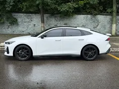 2023 Changan UNI-V 1.5T Premium Type, белый — фото 2