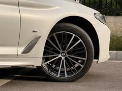 2023 BMW 5 Series 530Li Leading M Sport Package, белый — фото 18