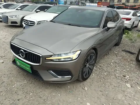 2022 Volvo S60 B4 Luxury