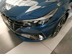 2021 Hyundai Elantra 1.5L CVT LUX Premium, синий — фото 18