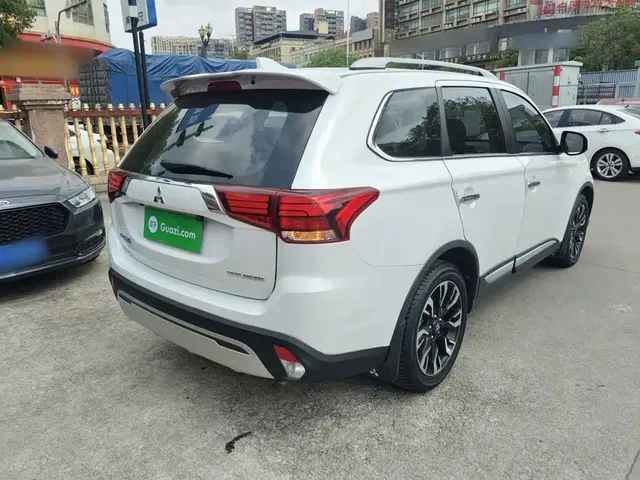 2020 Mitsubishi Outlander 2.0L 2WD 5