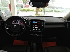 2021 Volvo XC40 T4 4WD Luxury, белый — фото 10