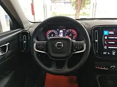 2021 Volvo XC40 T4 4WD Luxury, белый — фото 11